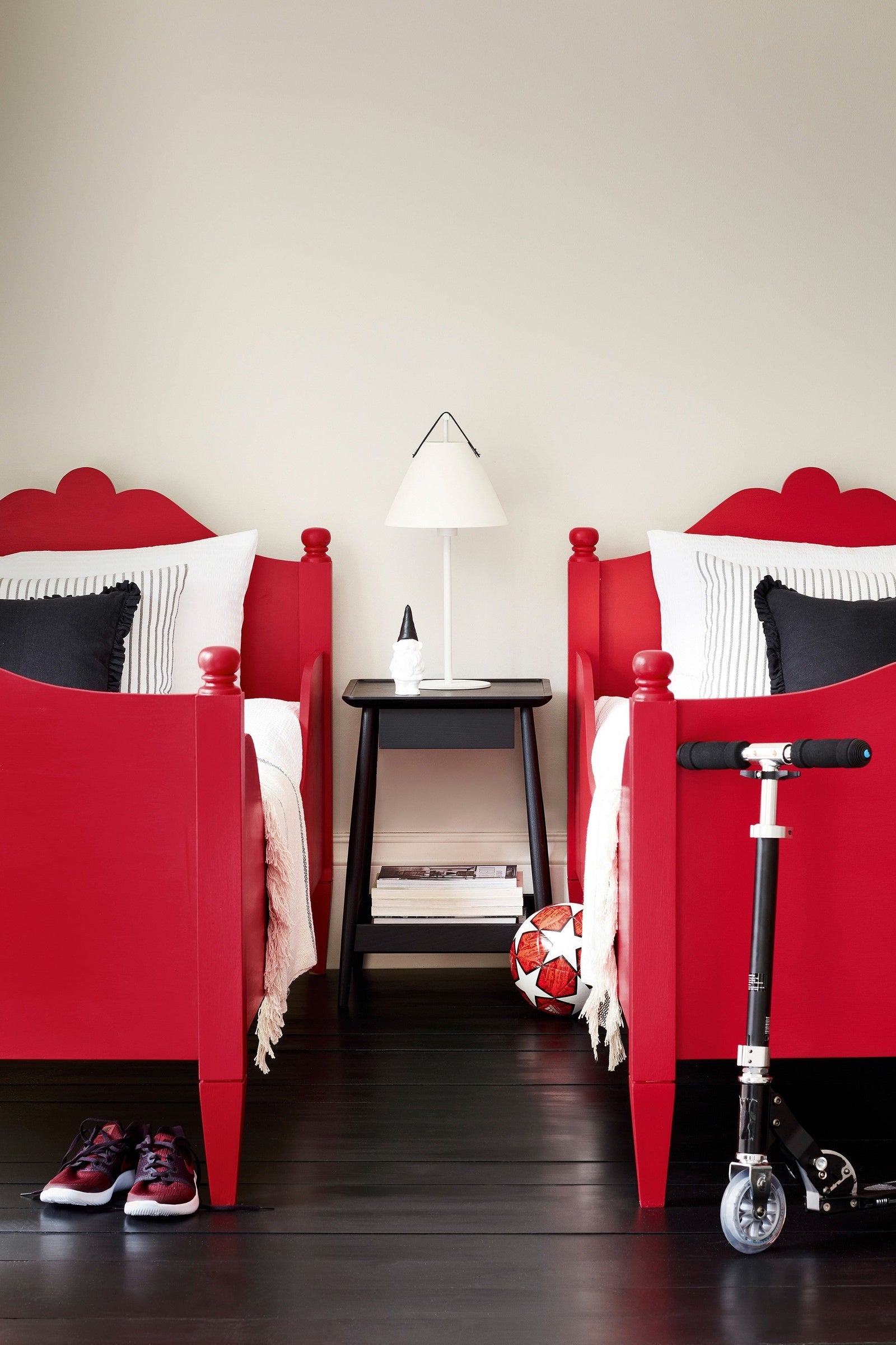 Little Greene Slaked Lime Deep (150) - Tester in een interieur