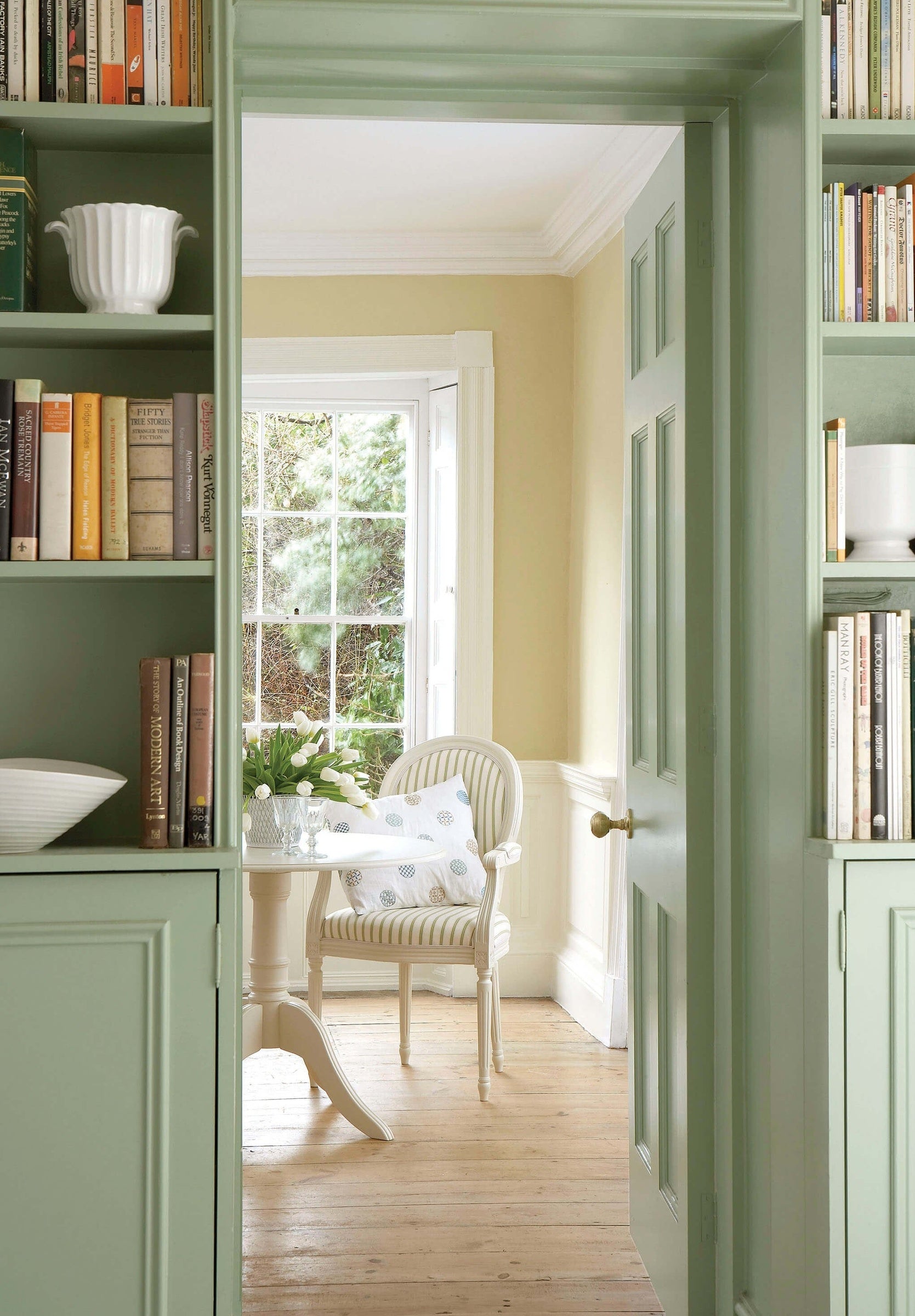 Little Greene White Lead Mid (170) in een interieur