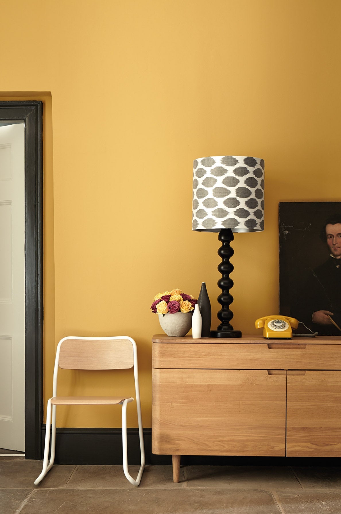 Little Greene Yellow-Pink (46) - Tester in een interieur