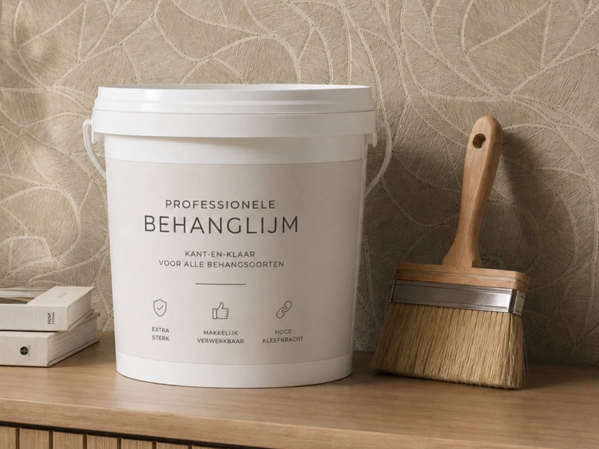 Emmer professionele behanglijm met kwast voor een behangen wand