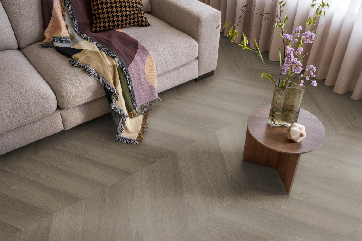 Ambiant Spigato Estino Brown 1615 - Plak PVC Hongaarse punt - sfeerbeeld