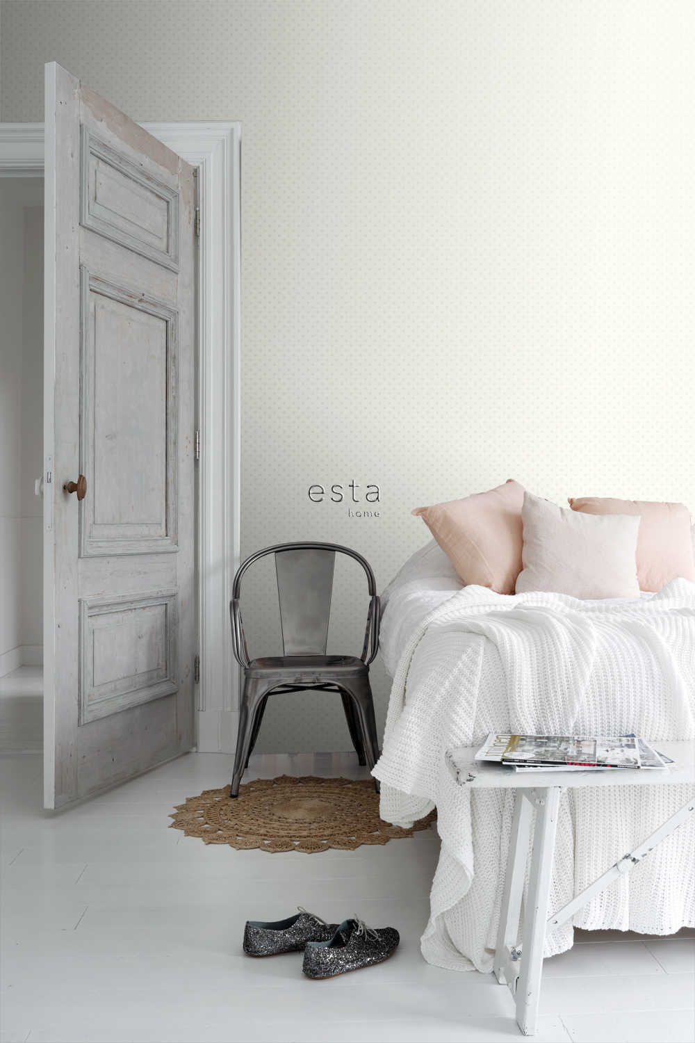 Esta Home Black & White with a splash of Gold 137006