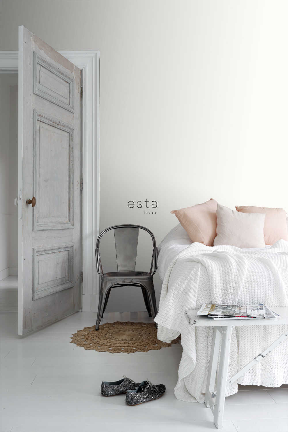 Esta Home Black & White with a splash of Gold 137020