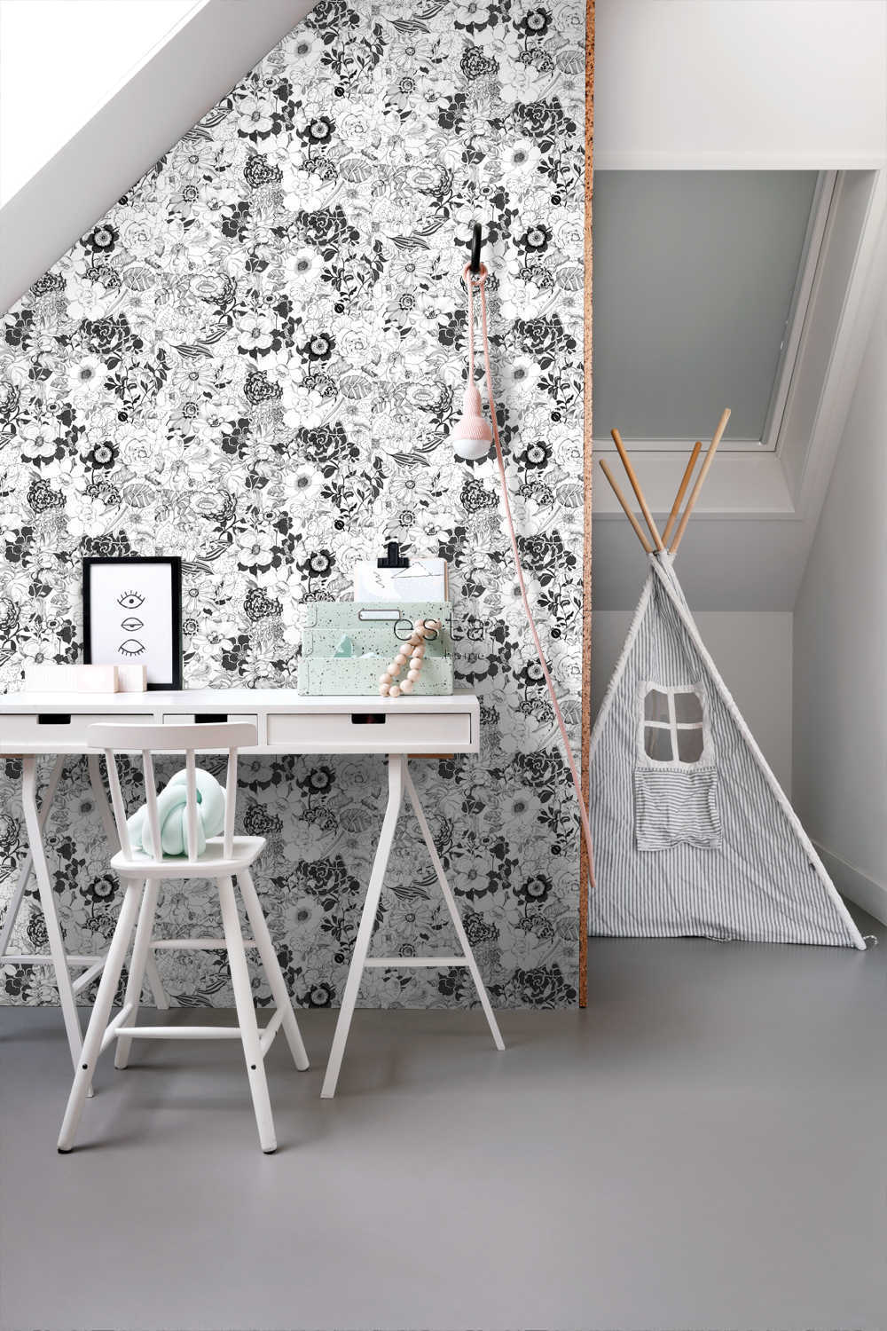 Esta Home Black & White with a splash of Gold 138503