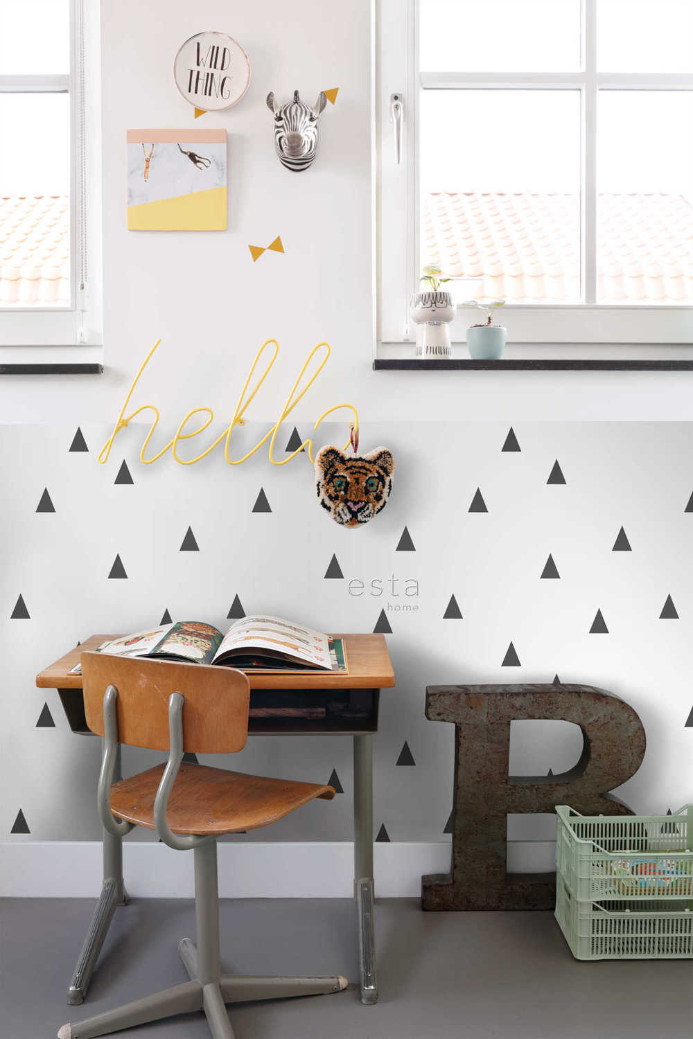 Esta Home Black & White with a splash of Gold 138942