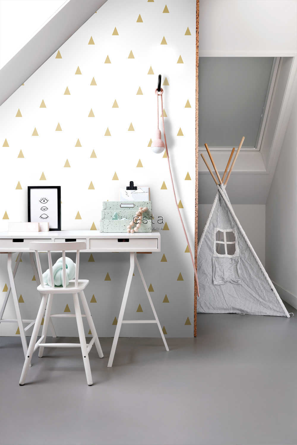 Esta Home Black & White with a splash of Gold 138943
