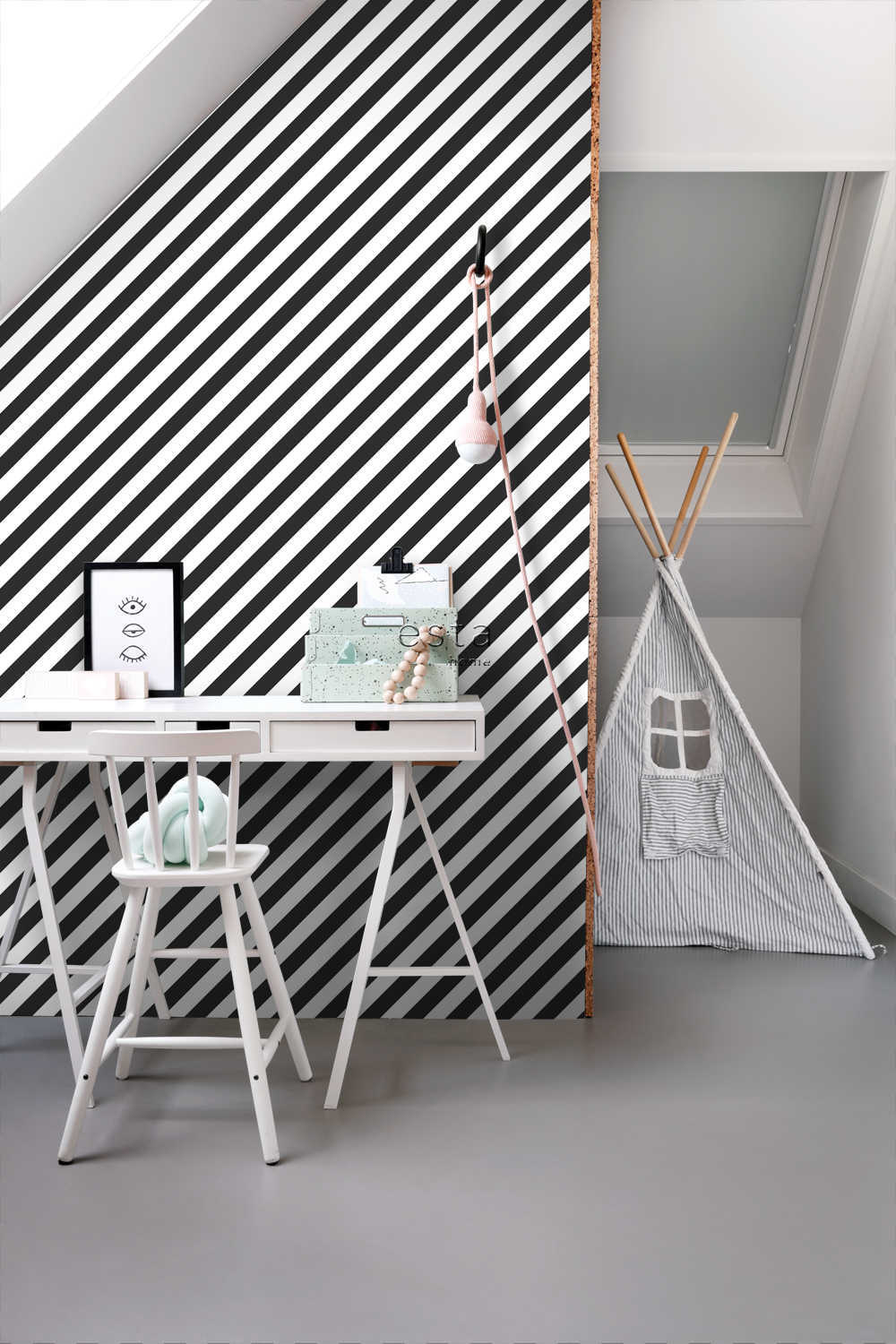 Esta Home Black & White with a splash of Gold 139112