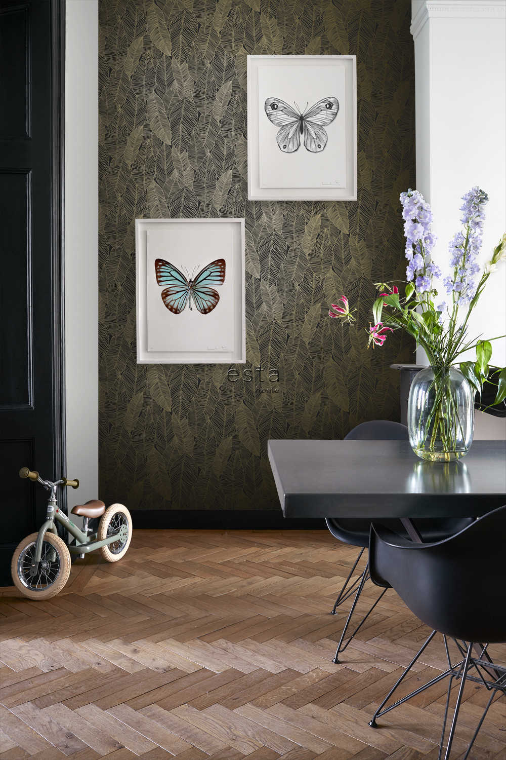 Esta Home Black & White with a splash of Gold 139126
