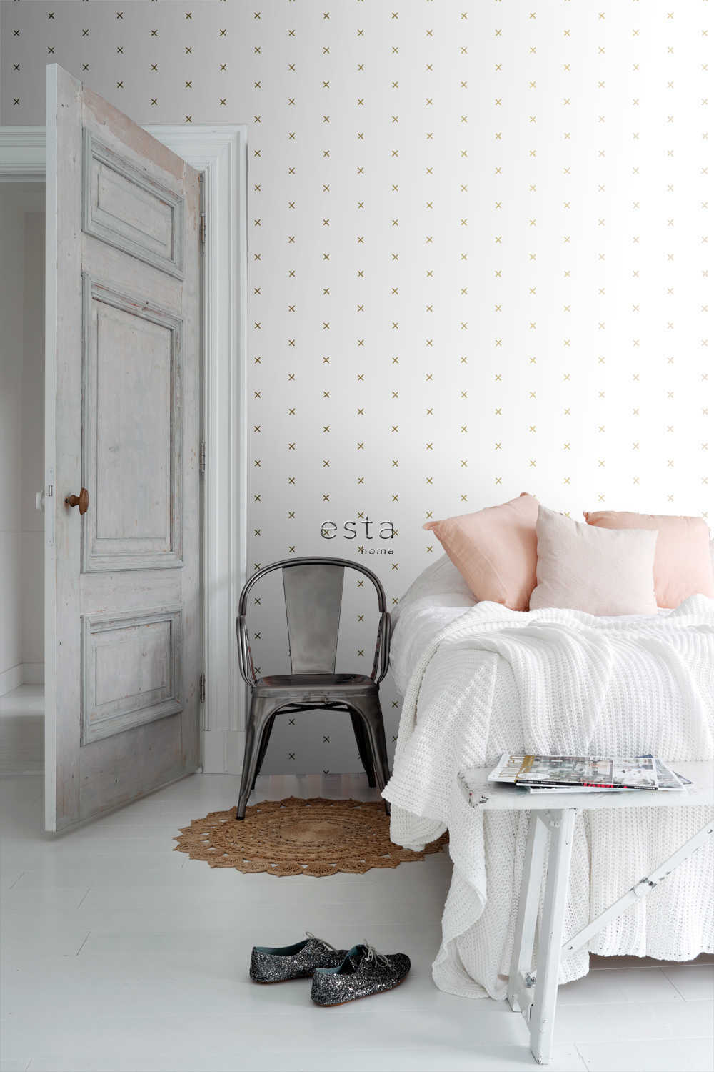 Esta Home Black & White with a splash of Gold 139129