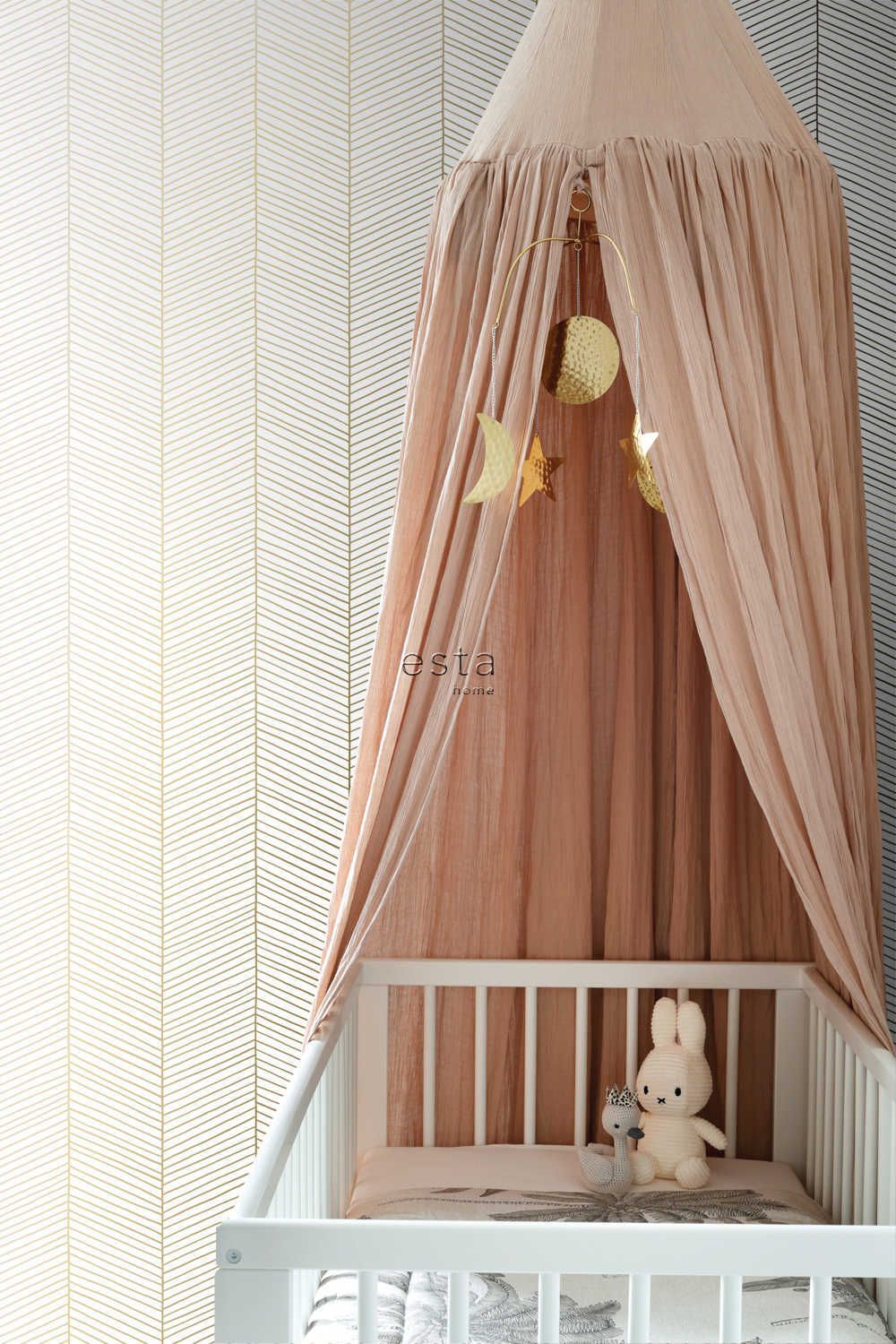 Esta Home Black & White with a splash of Gold 139135