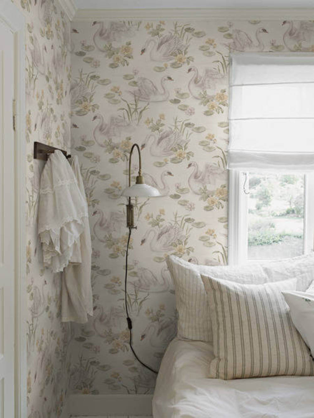 Boråstapeter Newbie Wallpaper II Lily Swan 6926
