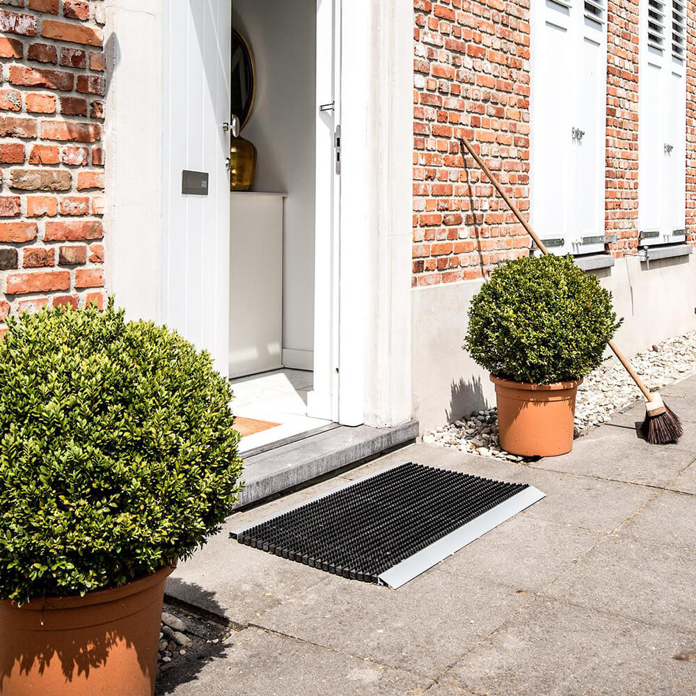 Hamat Outline 007 Antraciet – Borstelmat buiten