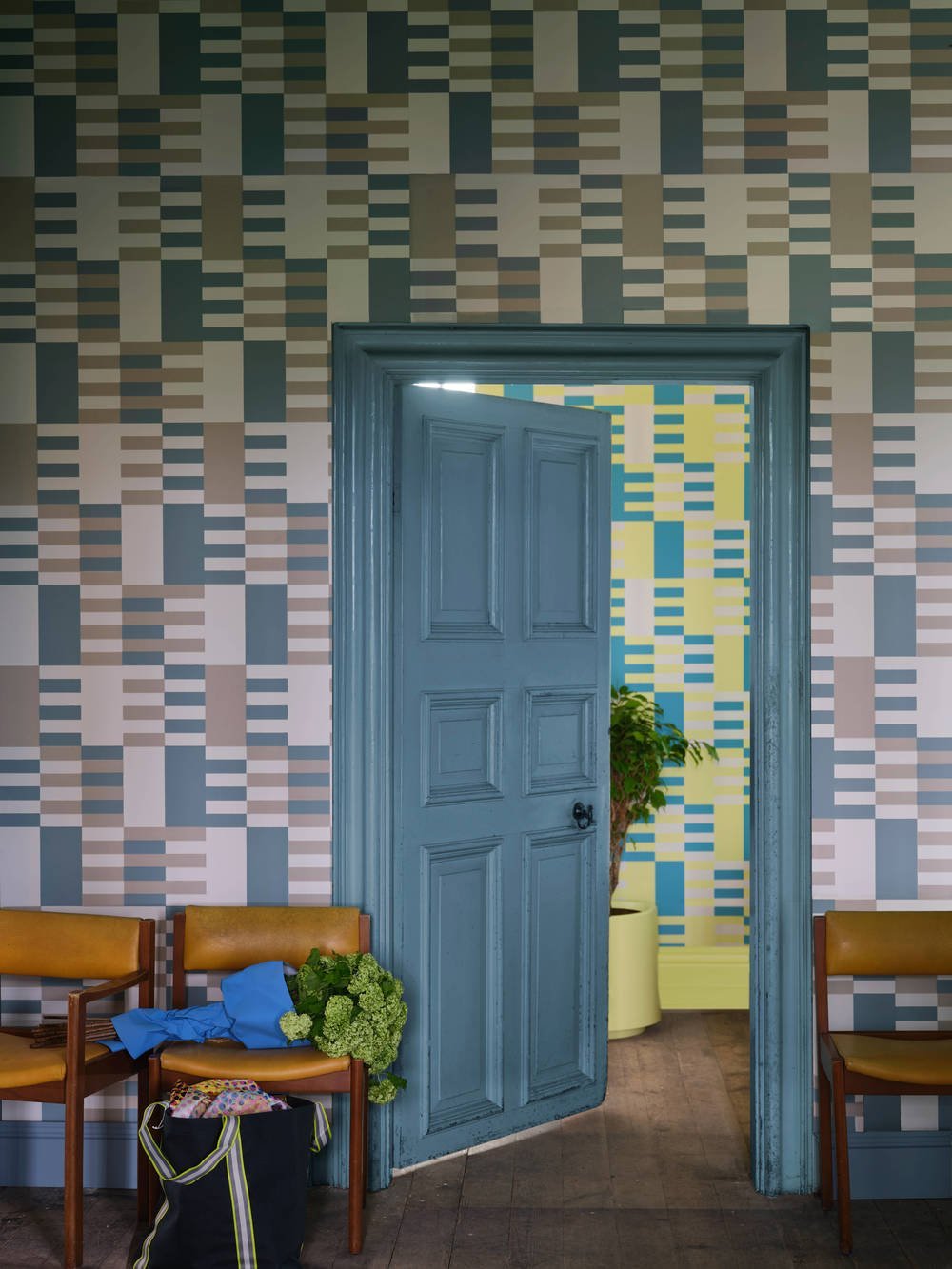 Farrow & Ball Carte Blanche Check 60-03 behang in een interieur