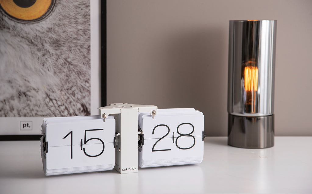Karlsson flipklok Flip Clock No Case, mat wit met witte standaard, sfeerfoto: op wit bureau naast rookglazen lamp