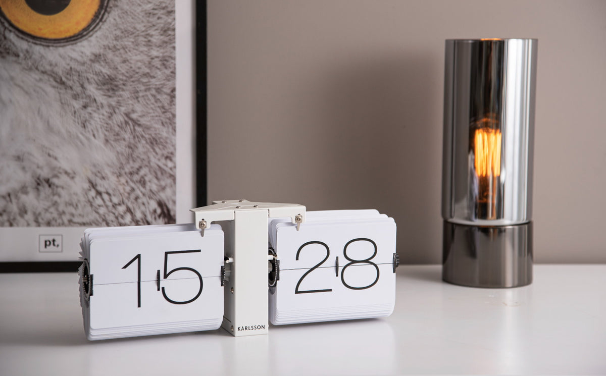 Karlsson flipklok Flip Clock No Case, mat wit met witte standaard, sfeerfoto: op wit bureau naast rookglazen lamp