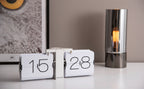 Karlsson flipklok Flip Clock No Case, mat wit met witte standaard, sfeerfoto: op wit bureau naast rookglazen lamp