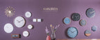 Karlsson flipklok Flip Clock No Case, wit met messing standaard, sfeerfoto: groepsfoto: veel Karlsson-klokken aan paarse