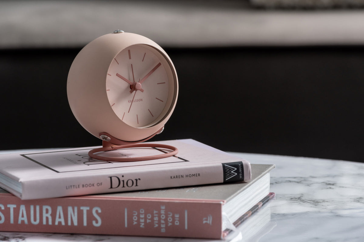 Karlsson wekker Nirvana Globe, zandbruin, sfeerfoto: op stapel boeken op marmeren tafel