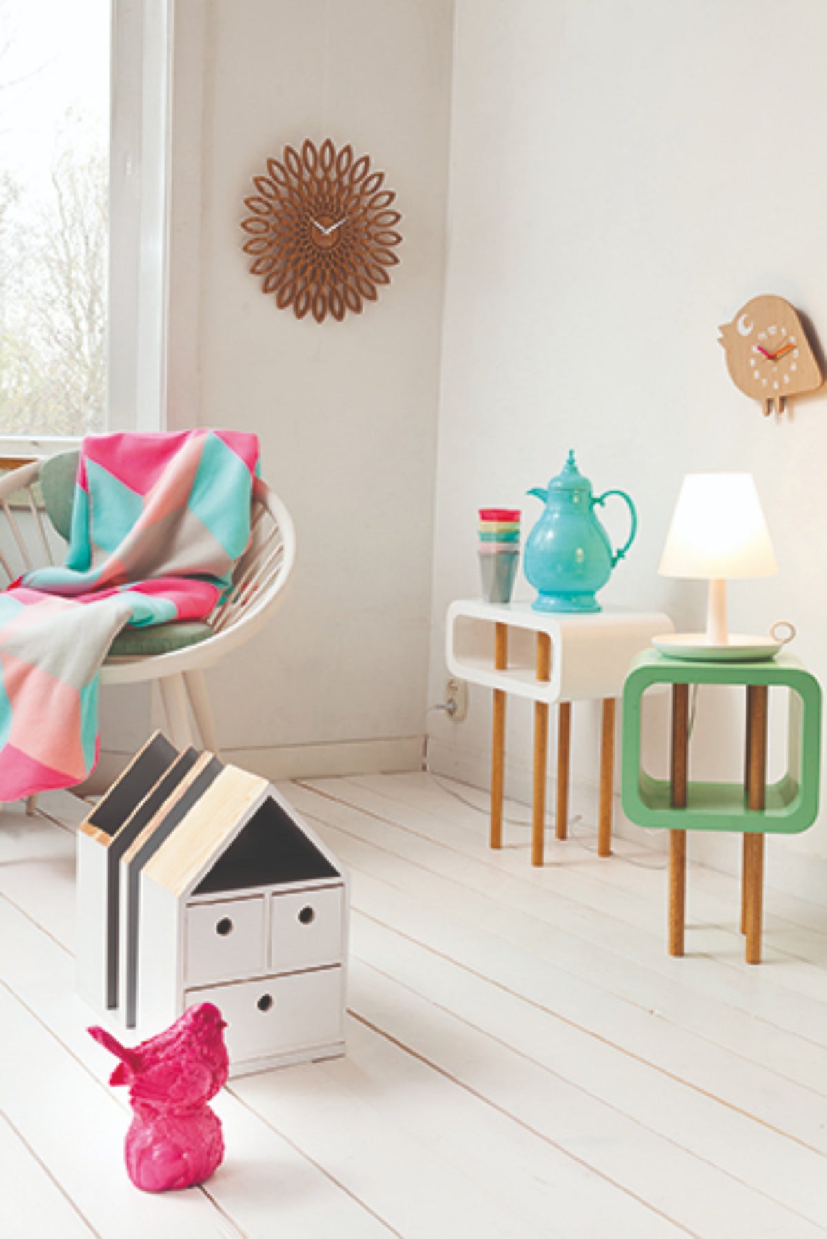 Karlsson wandklok Sunflower MDF, hout finish, sfeerfoto: aan witte wand in kinderkamer met rieten stoel en gekleurde plaid