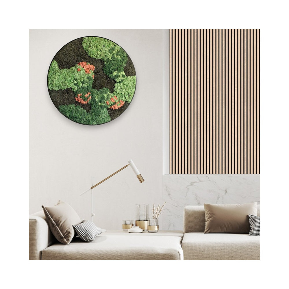 Mosschilderij Lilly aan de wand boven een lichte bank, naast houten wandpanelen