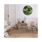 Mosschilderij Lilly aan de wand van een lichte woonkamer met rotan stoel en jute vloerkleed