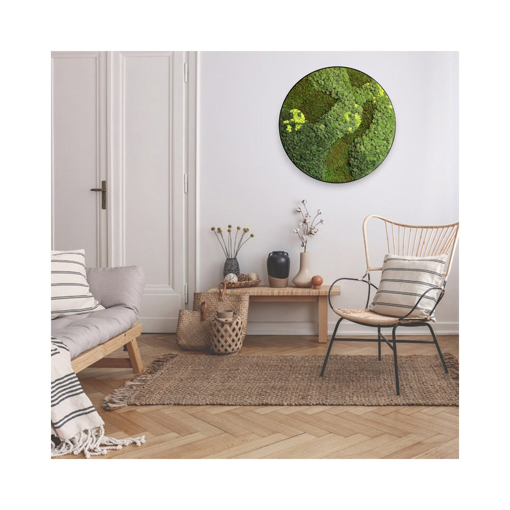 Mosschilderij Noomi aan de wand van een lichte woonkamer met rotan stoel en jute vloerkleed