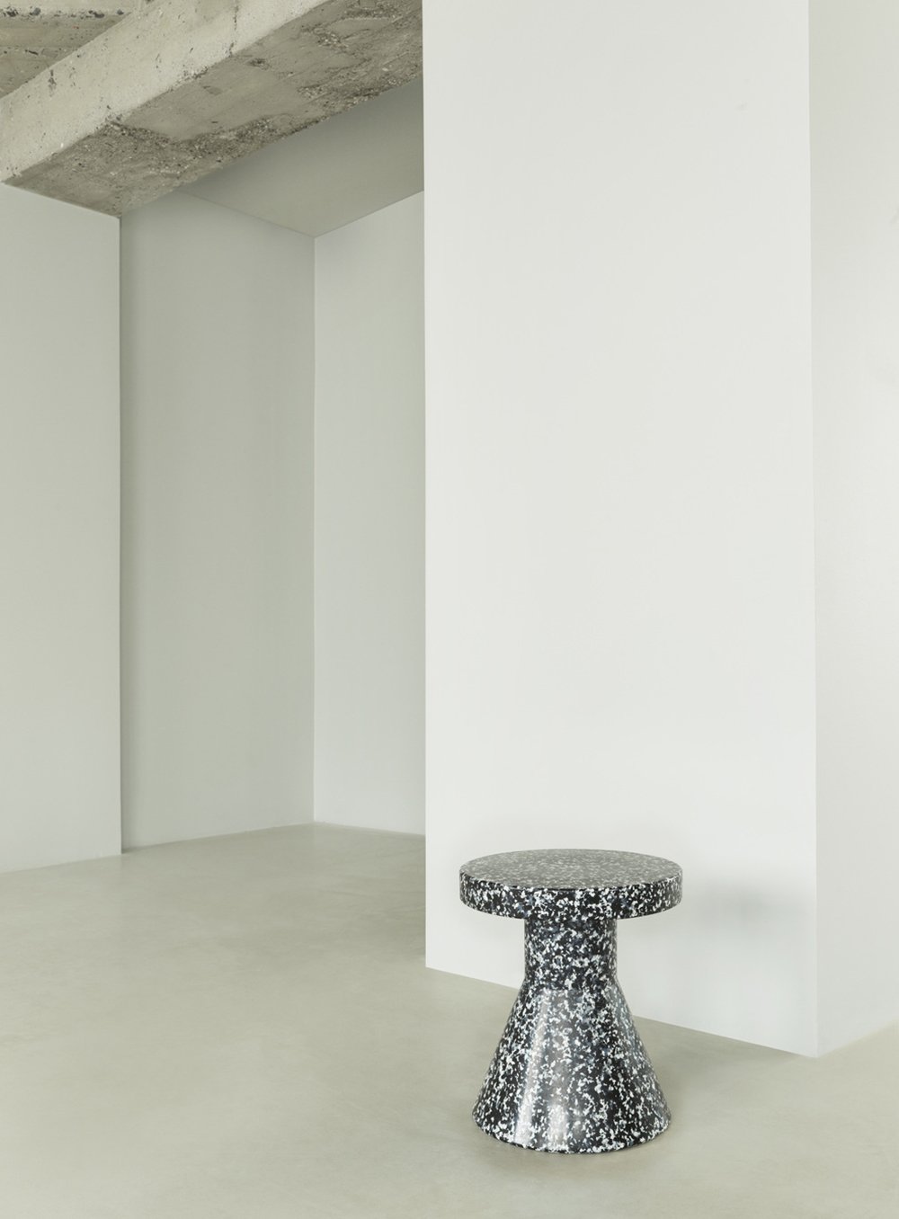 Normann Copenhagen Bijzettafel Bit Stool Cone - Zwart-Wit