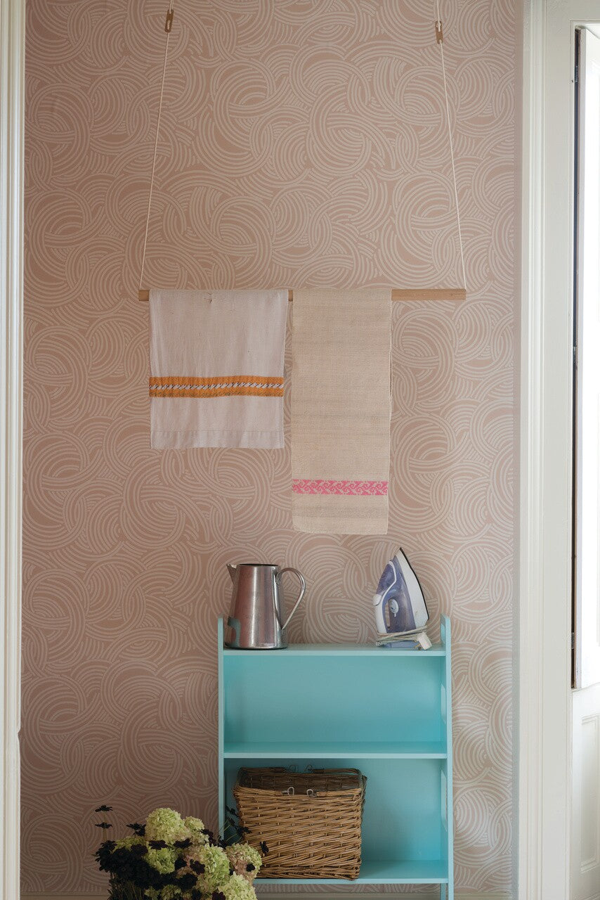 Farrow & Ball Tourbillon 4803 behang in een bijkeuken