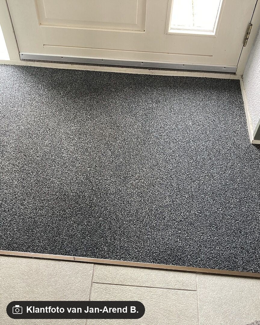 Klantfoto van Jan-Arend B. bij Ambiant Parterre 0111 IJzergrijs – Droog- en schoonloopmat op maat