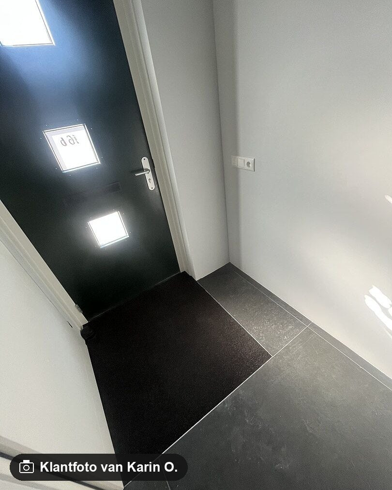 Klantfoto van Karin O. bij Ambiant Passage 0670 Sepiabruin – Droog- en schoonloopmat op maat