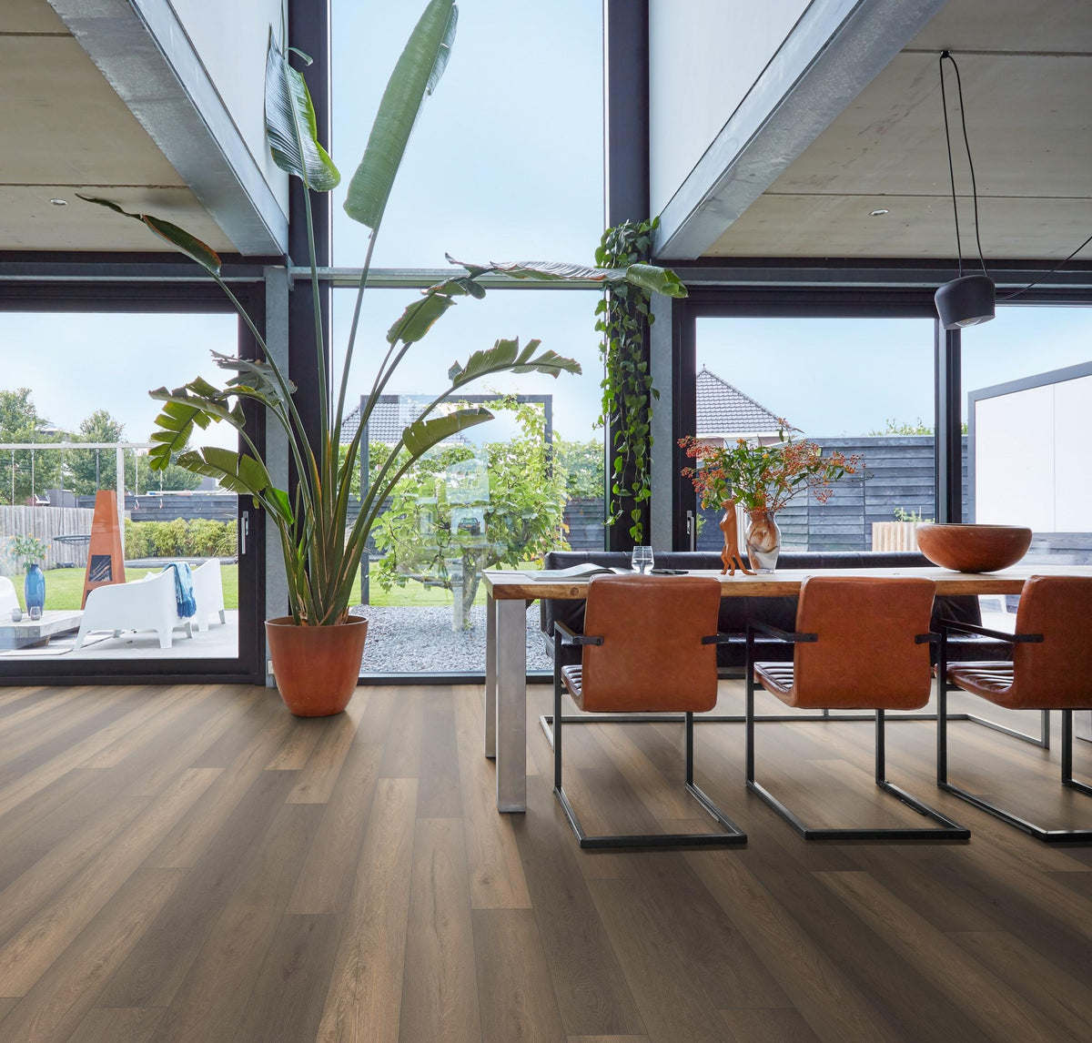 Ambiant Saksen Bruin Eiken - Laminaat Stroken - sfeerfoto van de laminaat in een interieur