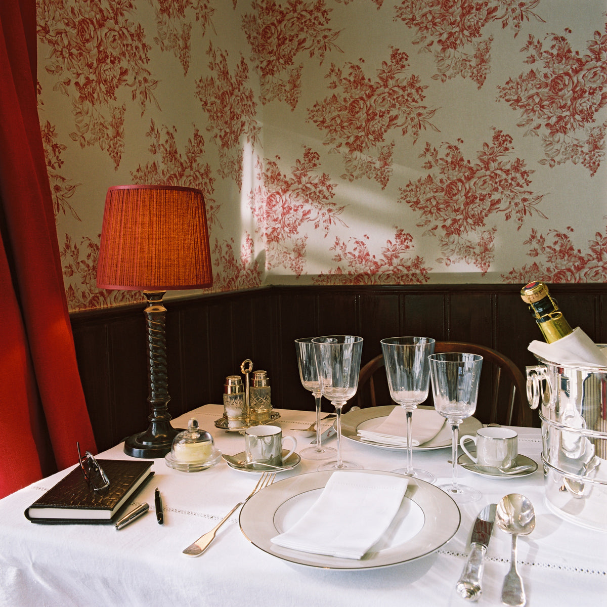 product_arte_flamant-the-wallpaper-collection_40083_roomshot_1.jpg