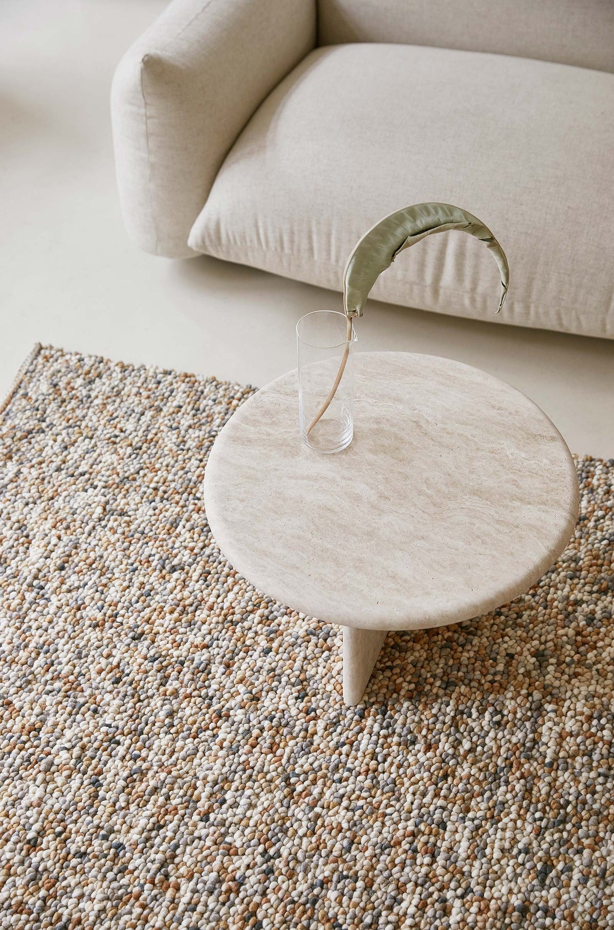 Brink & Campman Pebble Natural vloerkleed in een interieur