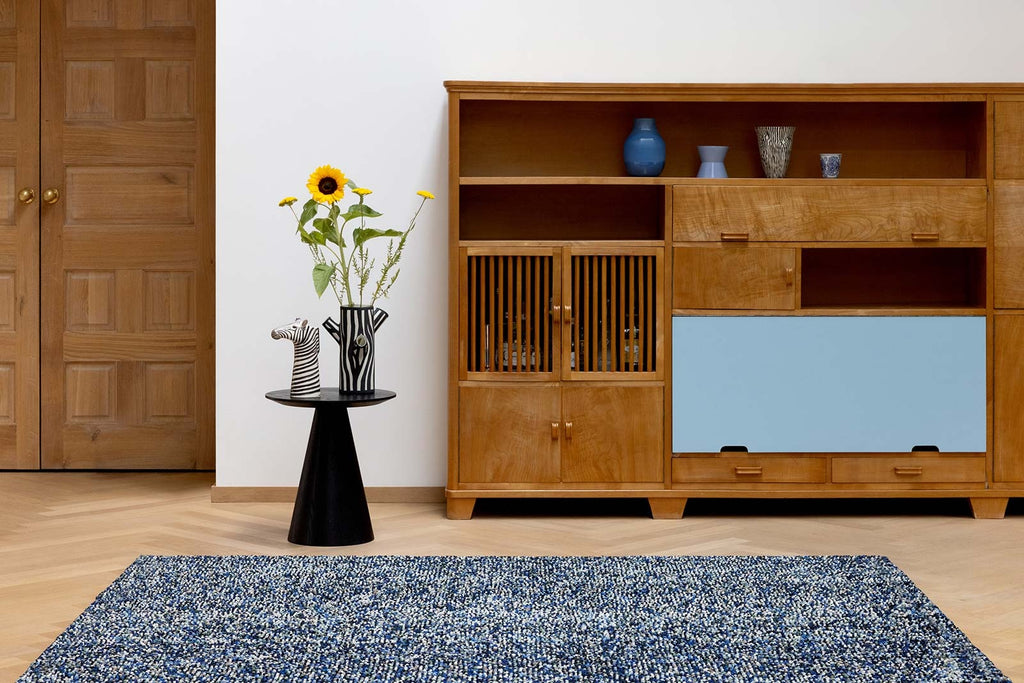 Brink & Campman Pop Art True Blue vloerkleed in een interieur