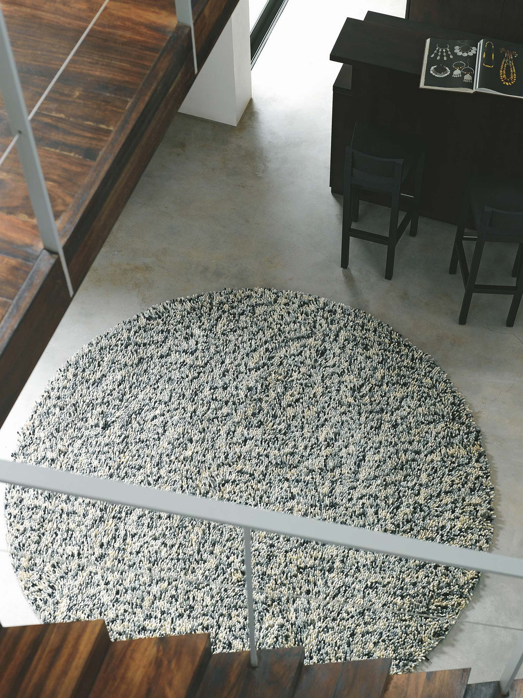 Brink & Campman Rocks Frost vloerkleed in een interieur