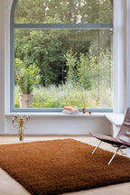 Brink & Campman Shade High Umber/Tobacco vloerkleed in een interieur