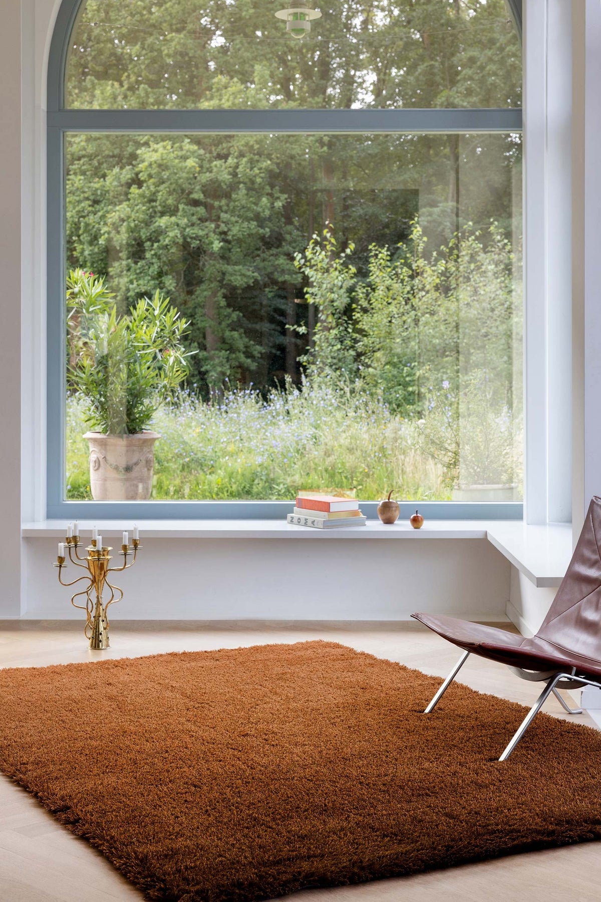 Brink & Campman Shade High Umber/Tobacco vloerkleed in een interieur