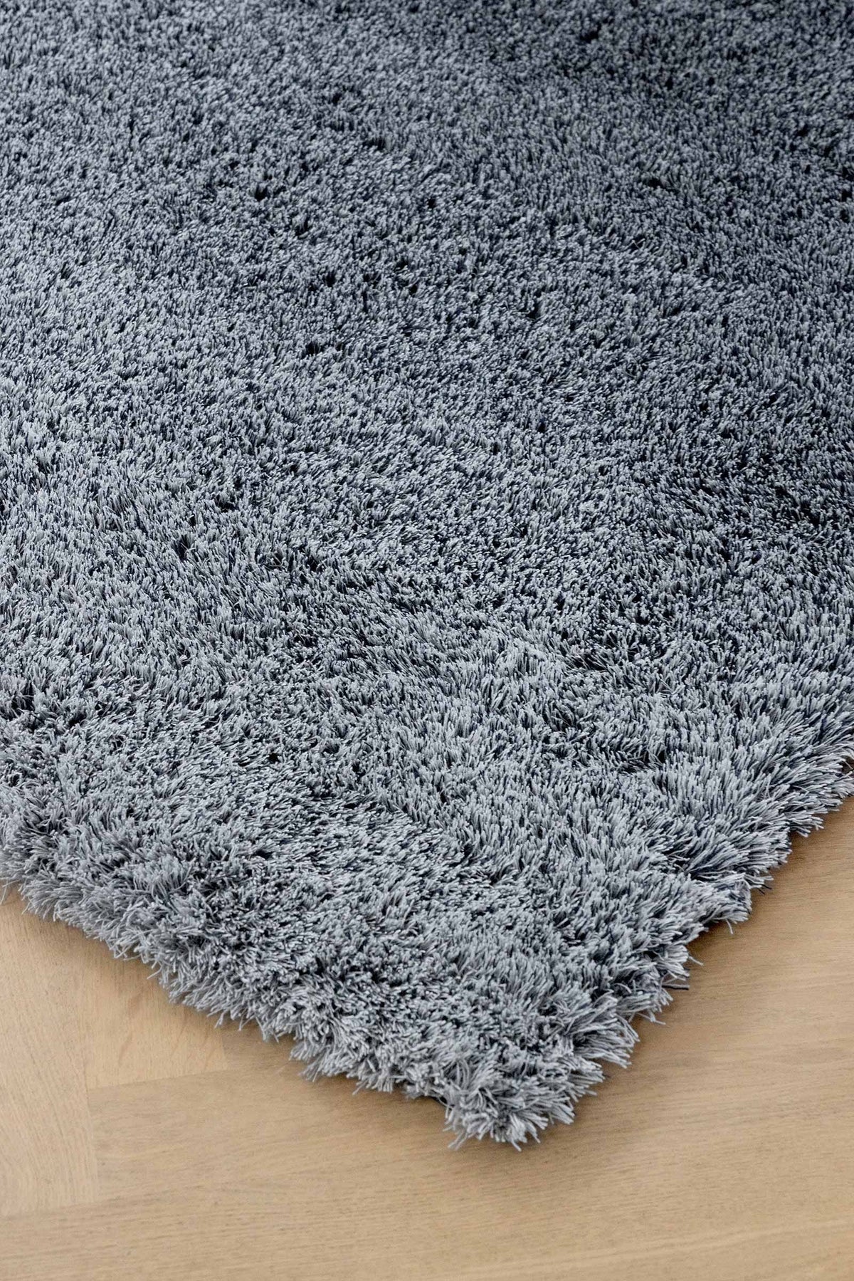 Brink & Campman Shade High Silver/Polar Night vloerkleed in een interieur
