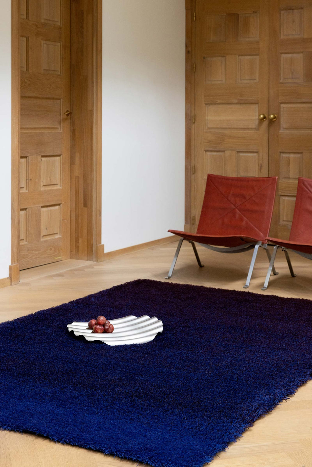 Brink & Campman Shade High Electric Blue/Aubergine vloerkleed in een interieur