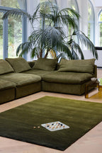Brink & Campman Shade Low Olive/Deep Forest vloerkleed in een interieur