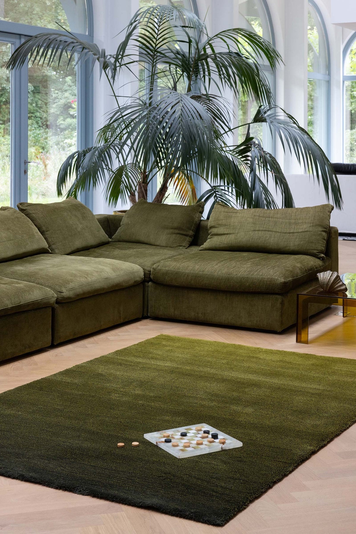 Brink & Campman Shade Low Olive/Deep Forest vloerkleed in een interieur