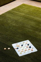 Brink & Campman Shade Low Olive/Deep Forest vloerkleed in een interieur