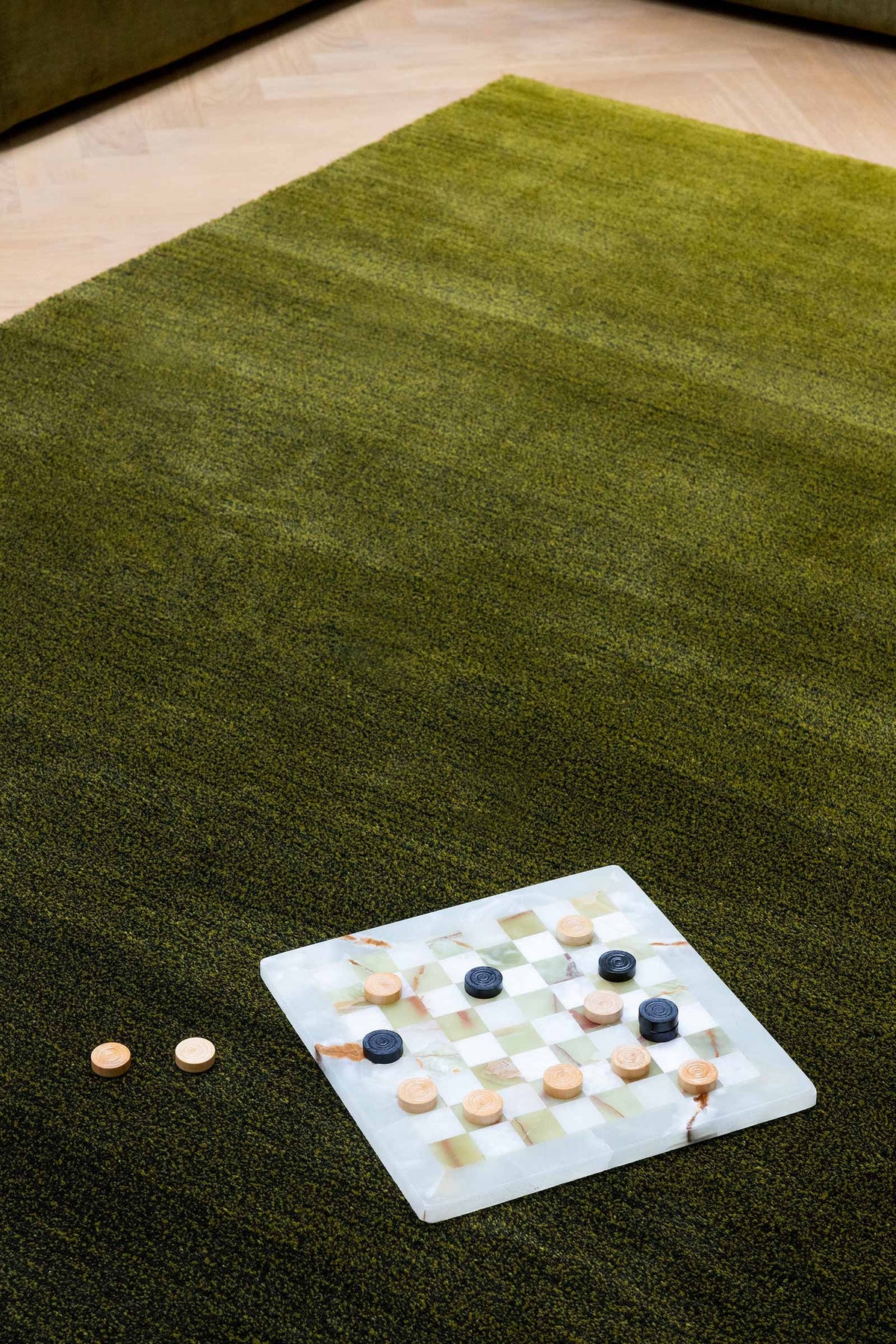 Brink & Campman Shade Low Olive/Deep Forest vloerkleed in een interieur