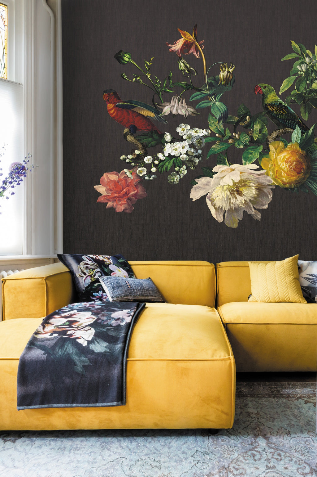 Eijffinger behang Museum 307400 big birds ebony gele bank in interieur