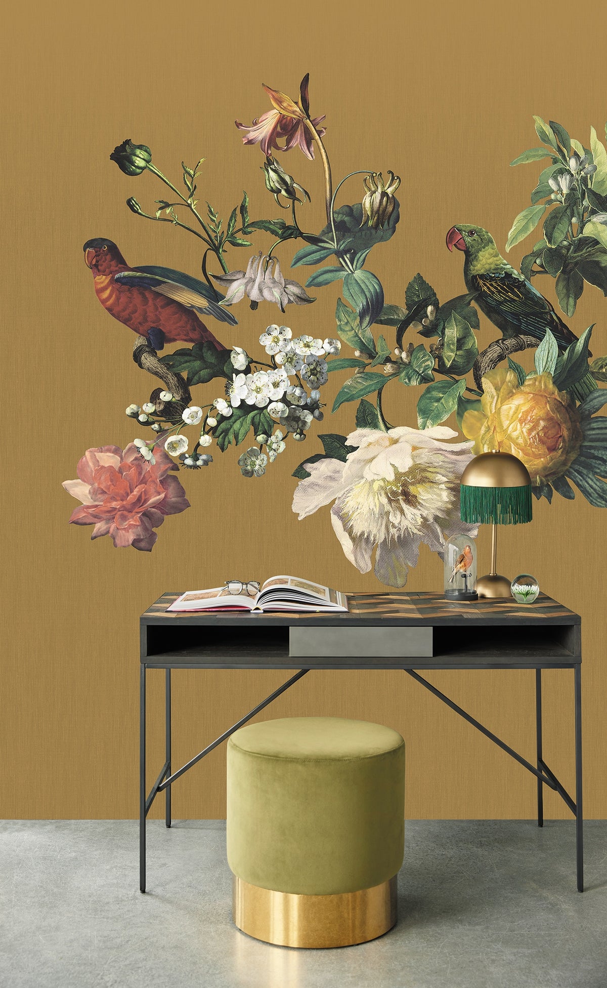 Eijffinger behang Museum 307403 big birds ochre bureautje in interieur