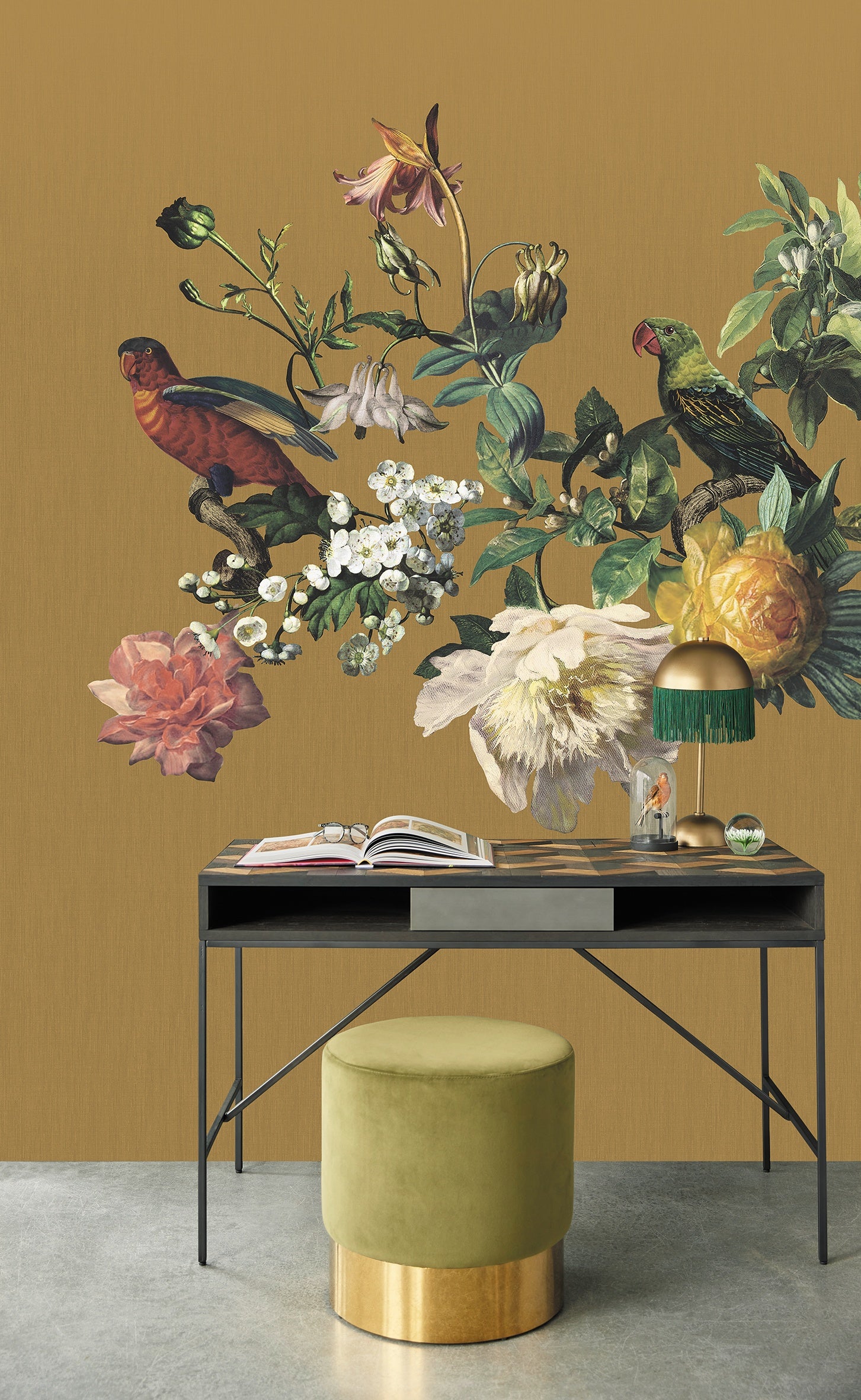 Eijffinger behang Museum 307403 big birds ochre bureautje in interieur
