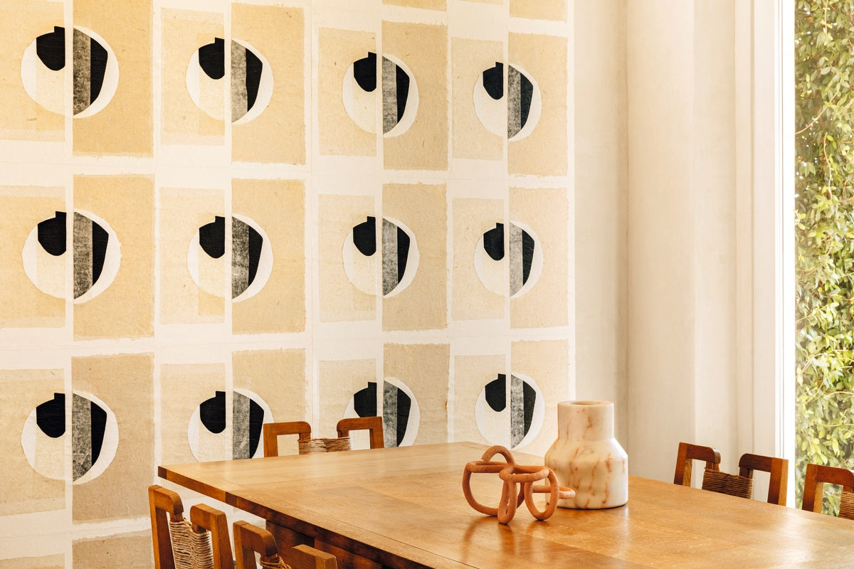 Élitis Art Paper Izu RM 1030 02 in een sfeervol interieur