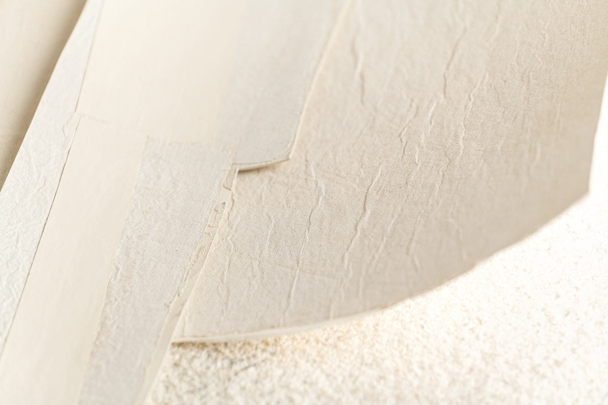 Élitis Art Paper Okinawa RM 1032 01 in een sfeervol interieur