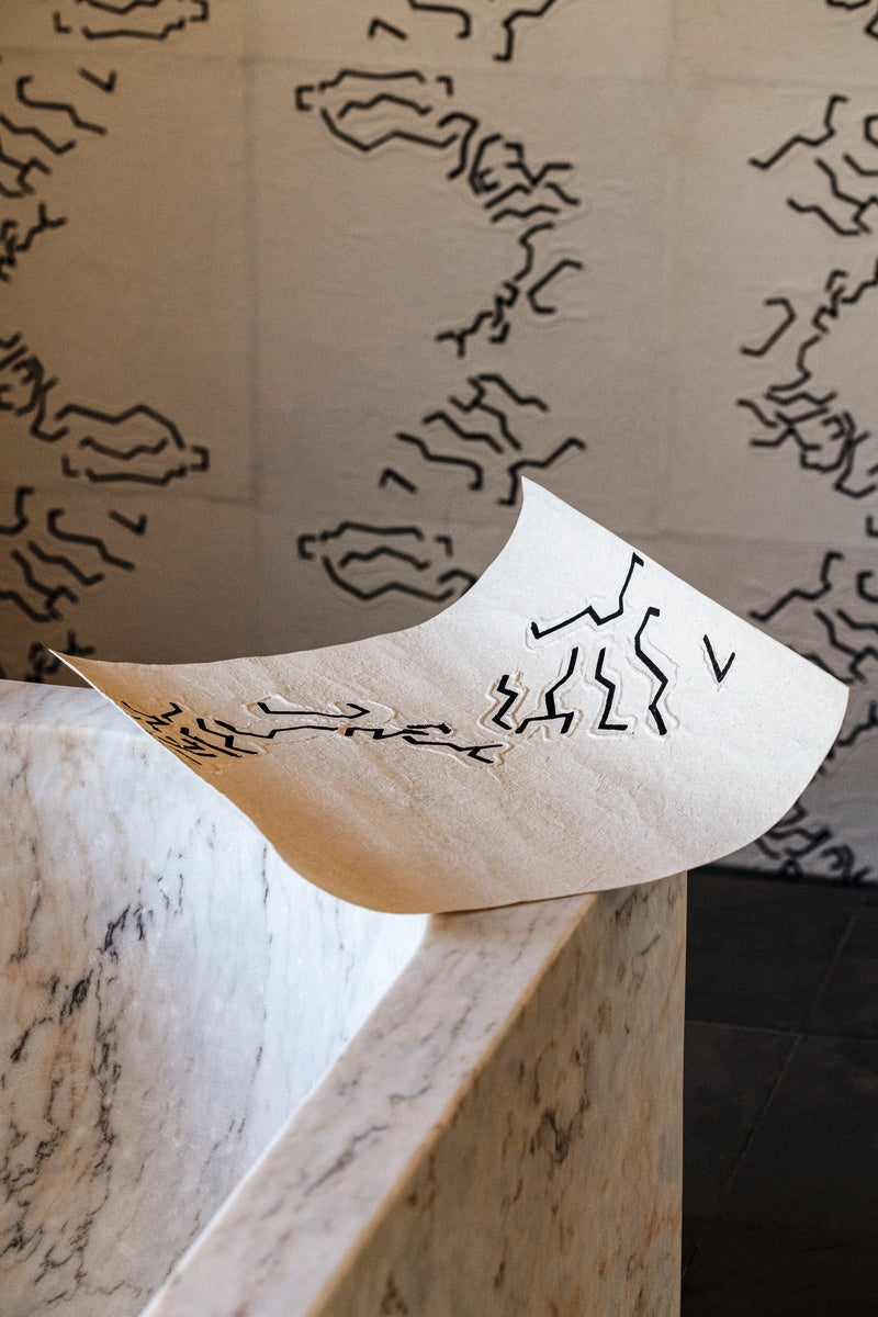 Élitis Art Paper Jima RM 1033 01 in een sfeervol interieur