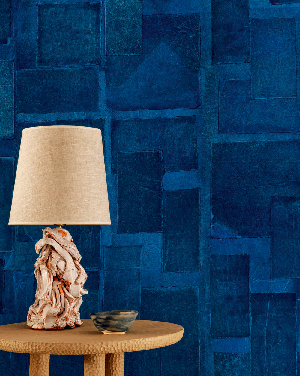 Élitis Art Paper Amami RM 1035 05 in een sfeervol interieur